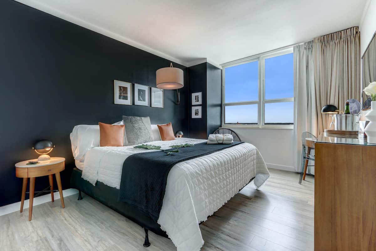 Premium bedding, in-room safe, individually decorated