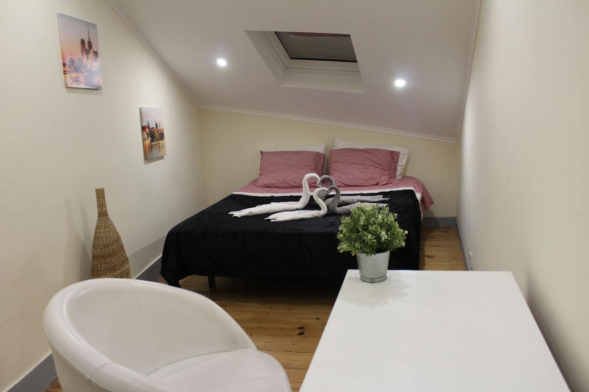 Blackout curtains, free WiFi, bed sheets