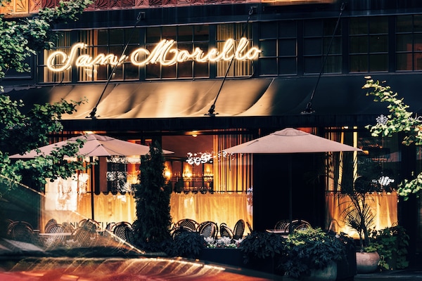 4 restaurants, breakfast served