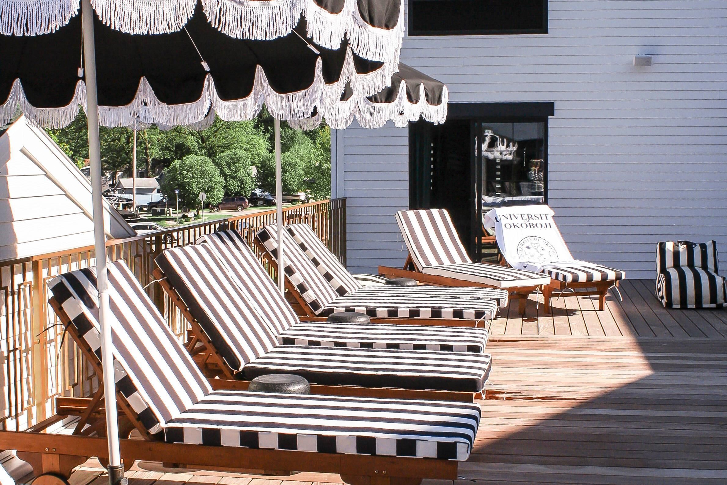 Piscine extérieure (ouverte en saison), tentes de plage