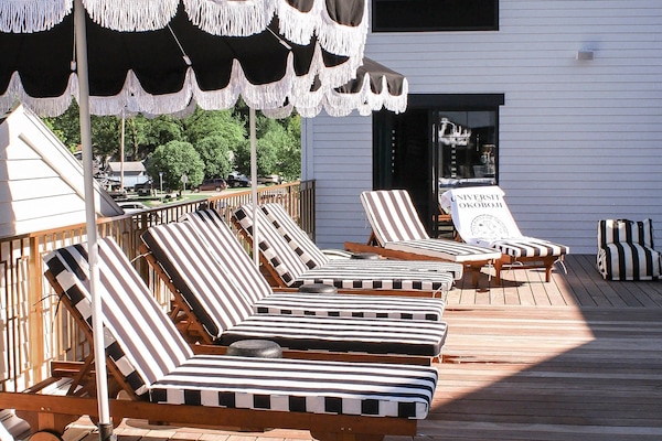 Una piscina al aire libre de temporada, camas de piscina con cargo