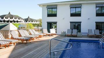 Piscine extérieure (ouverte en saison), tentes de plage