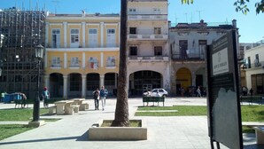 A public square with a central tree, benches, and a signboard. - B&B El Leon Azul Habana Vieja (Havana)