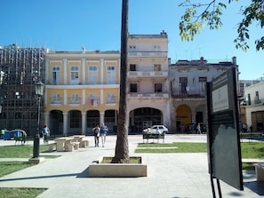 A public square with a central tree, benches, and a signboard. - B&B El Leon Azul Habana Vieja (Havana)