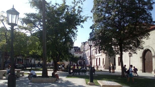 A public square with benches, a chess table, and a lamppost. - B&B El Leon Azul Habana Vieja (Havana)