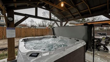 Bañera de hidromasaje al aire libre