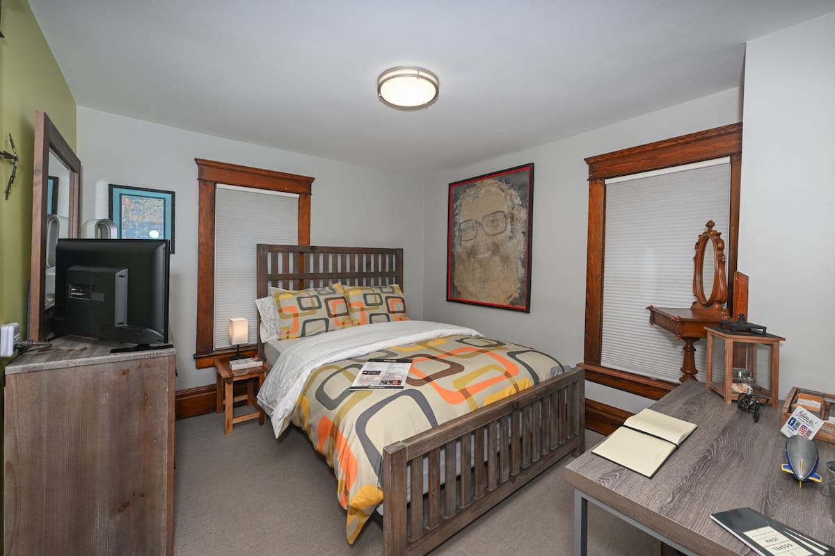 3.Big Louie Room - Bedroom 3: Queen Bed, Non-Smoking | Premium bedding, down comforters, pillowtop beds, individually decorated