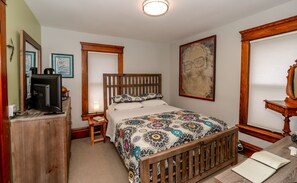 3.Big Louie Room - Bedroom 3: Queen Bed, Non-Smoking | Premium bedding, down comforters, pillowtop beds, individually decorated - Berrodin Bed & Breakfast (Akron)