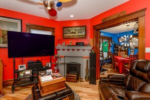 32-inch flat-screen TV with digital channels, TV, Netflix - Berrodin Bed & Breakfast (Akron)