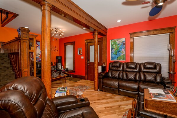 32-inch flat-screen TV with digital channels, TV, Netflix - Berrodin Bed & Breakfast (Akron)