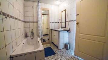 Standard Double or Twin Room, 2 Twin Beds, Non Smoking | Bathroom
