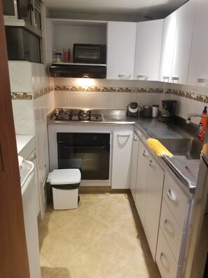 Departamento | Cocina privada | Refrigerador con congelador, microondas, horno y cafetera y tetera 