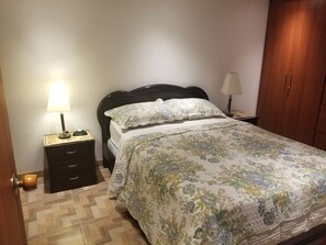 Apartamento | Escrivaninha, cortinas blackout, ferros/tábuas de passar roupa