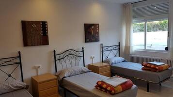 Pimennysverhot, vuodevaatteet, pääsy pyörätuolilla