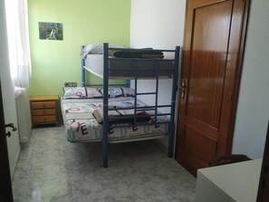 Blackout curtains, bed sheets, wheelchair access - Albergue Ciudad del Doncel (Siguenza)