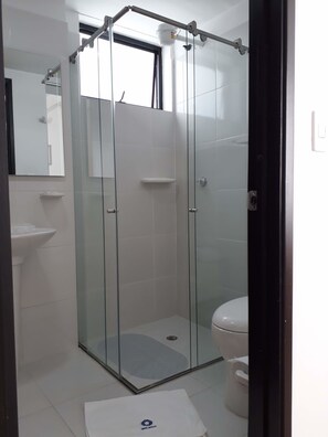 Shower, designer toiletries, hair dryer, towels - Kalos Meraki Apartasuites (Bogotá)