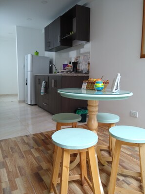 Family Suite (6 people) | Private kitchen | Full-size fridge, dishwasher, coffee/tea maker, blender - Kalos Meraki Apartasuites (Bogotá)