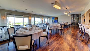 Petit déjeuner, déjeuner et dîner servis sur place