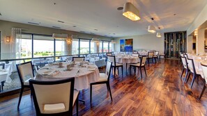 供應早餐、午餐及晚餐