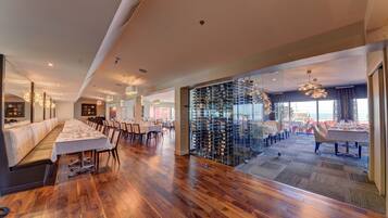 Serveert ontbijt, lunch en diner