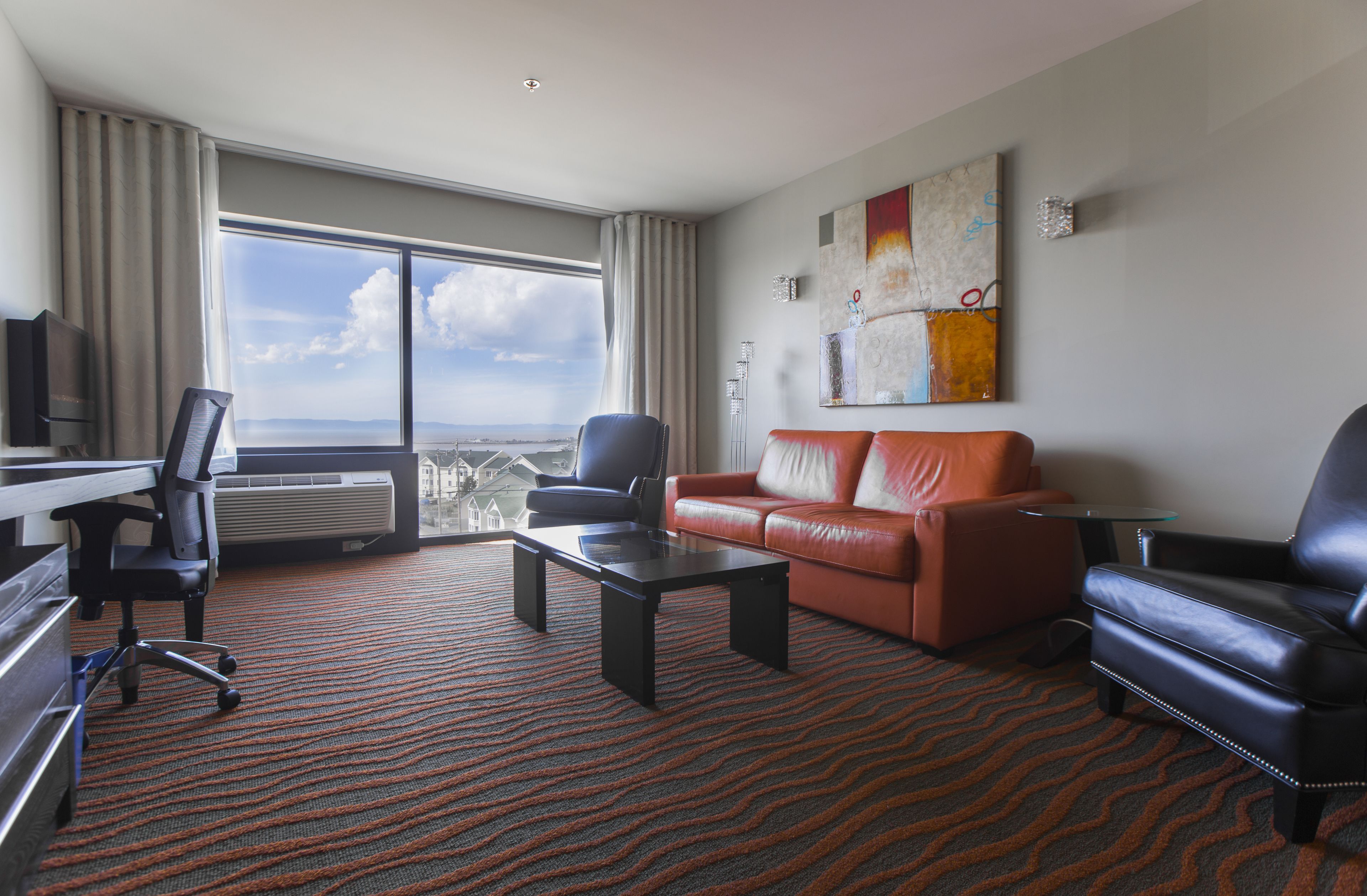 signature suite, 1 king bed, river view | living area | 27-inch flat-screen tv with satellite channels, tv, ipod dock