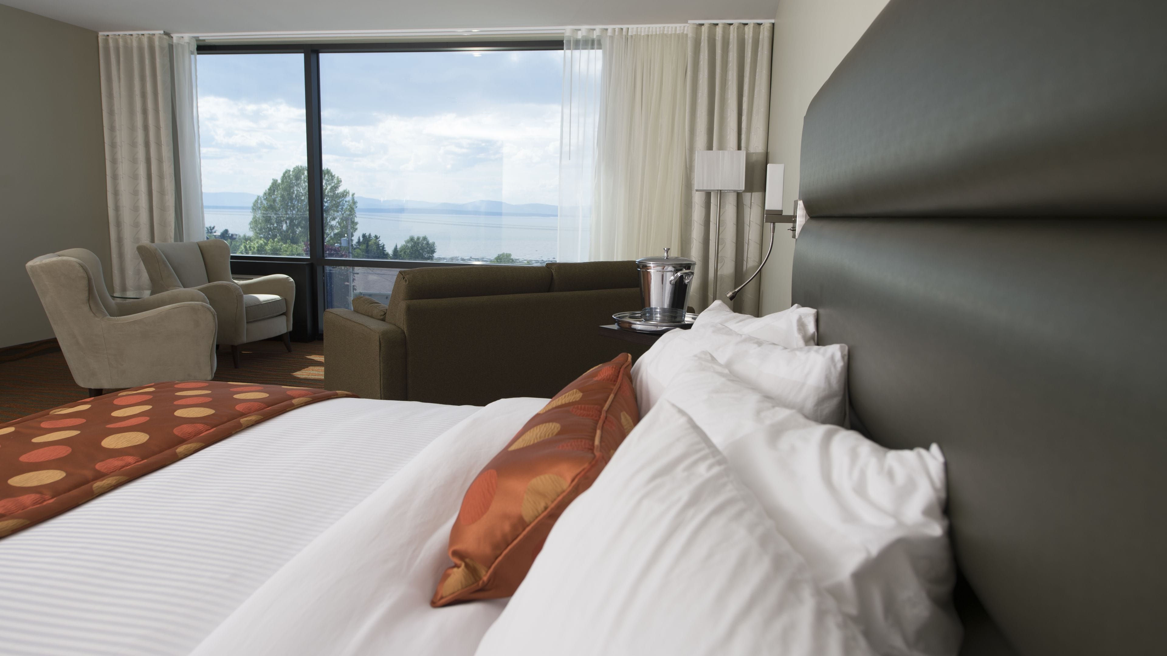 Mezzanine suite 1 king bed | Premium bedding, individually furnished, desk, blackout drapes