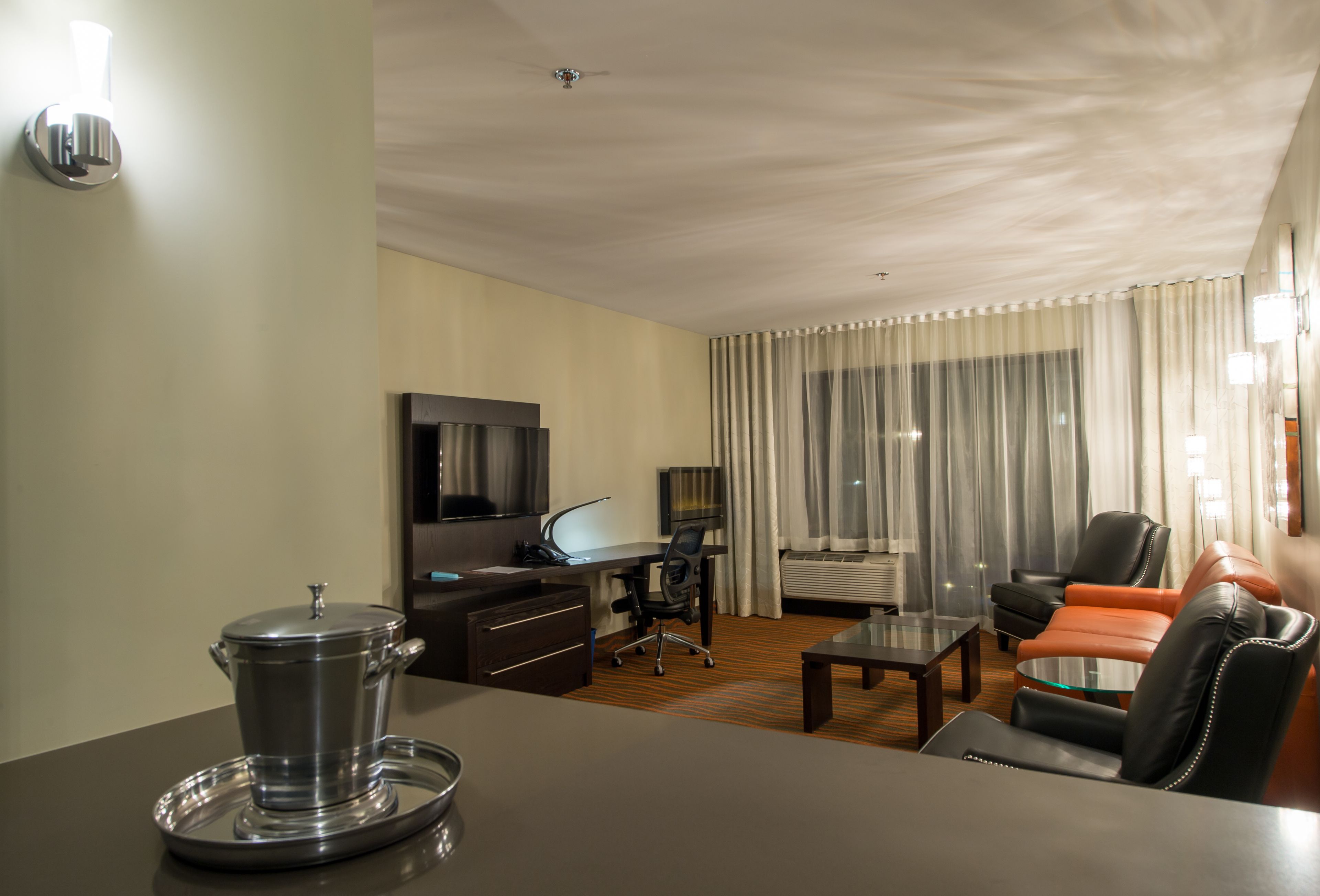 signature suite, 1 king bed, river view | living area | 27-inch flat-screen tv with satellite channels, tv, ipod dock