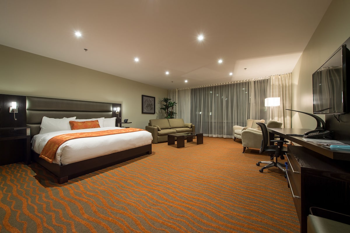 Premium bedding, desk, blackout drapes, soundproofing
