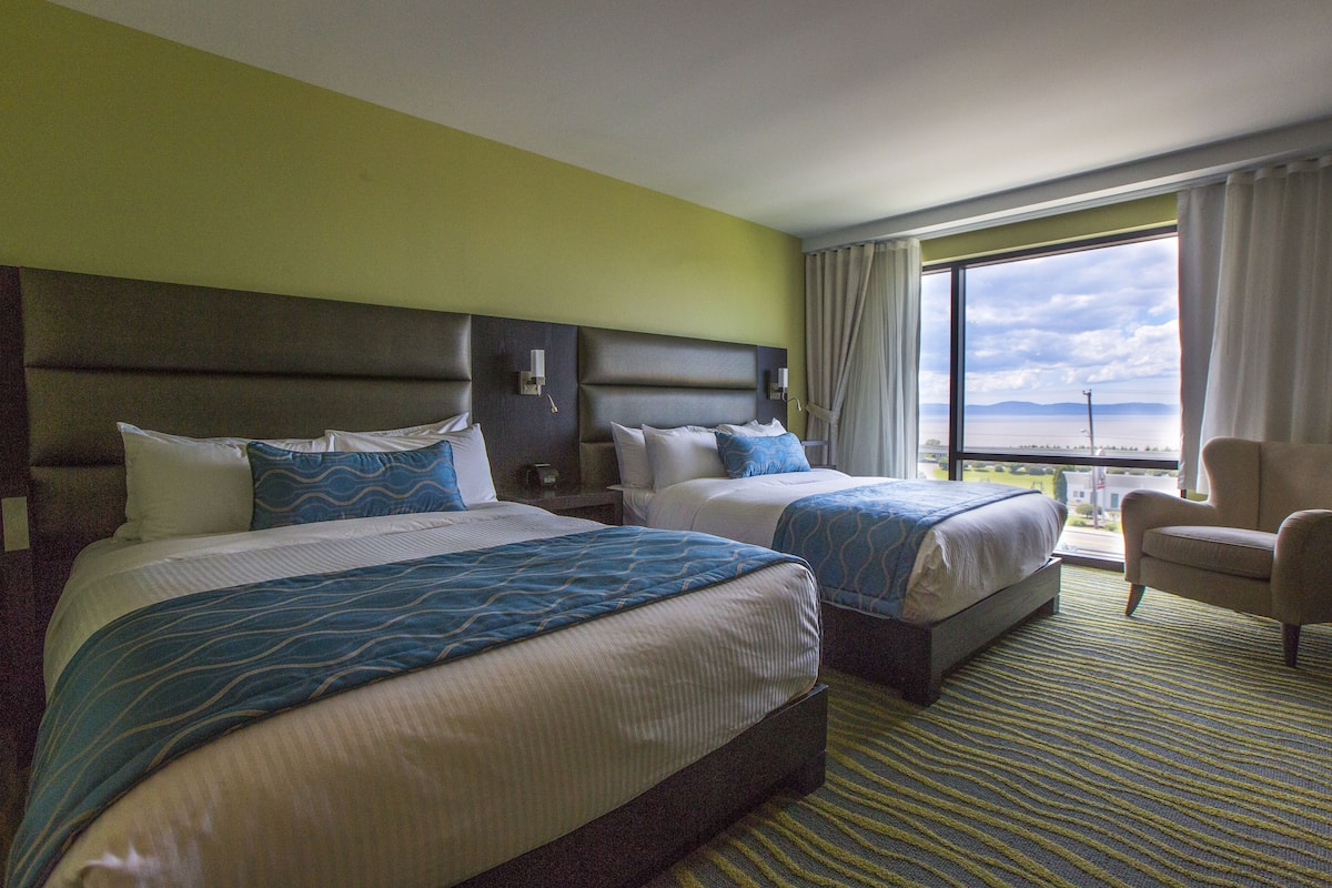 Premium bedding, desk, blackout drapes, soundproofing