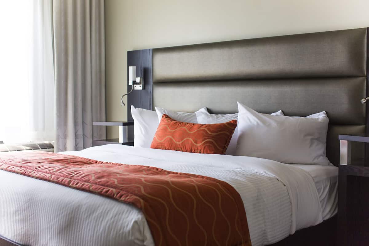 Premium bedding, desk, blackout drapes, soundproofing