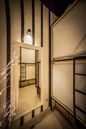 In-room safe, blackout drapes, free WiFi, bed sheets - Panda Pod Hotel (Richmond)