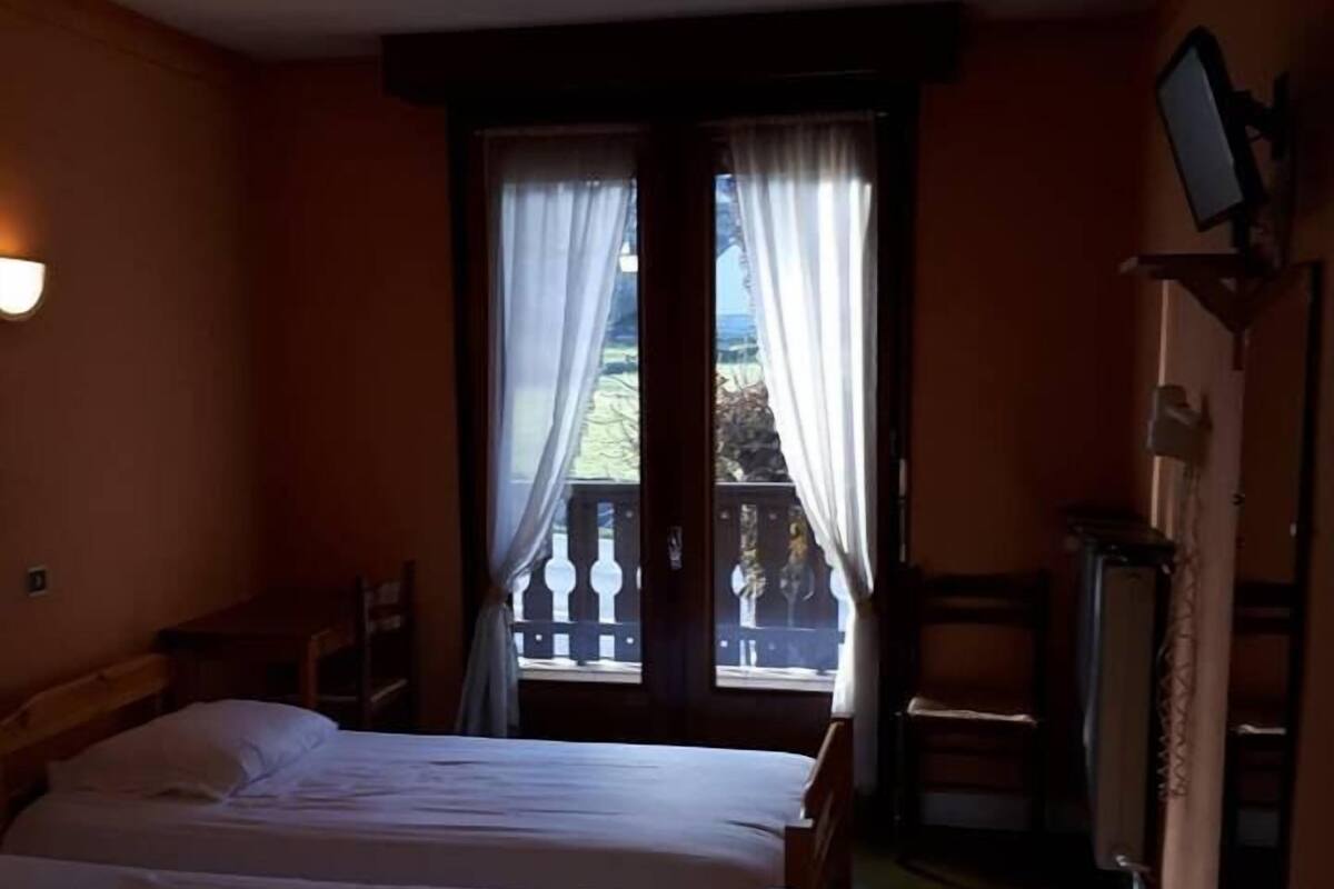 basic twin room, non smoking (3) | 7 bedrooms, individually decorated, individually furnished