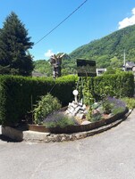 Señal de un hotel y restaurante con vistas a un paisaje montañoso.