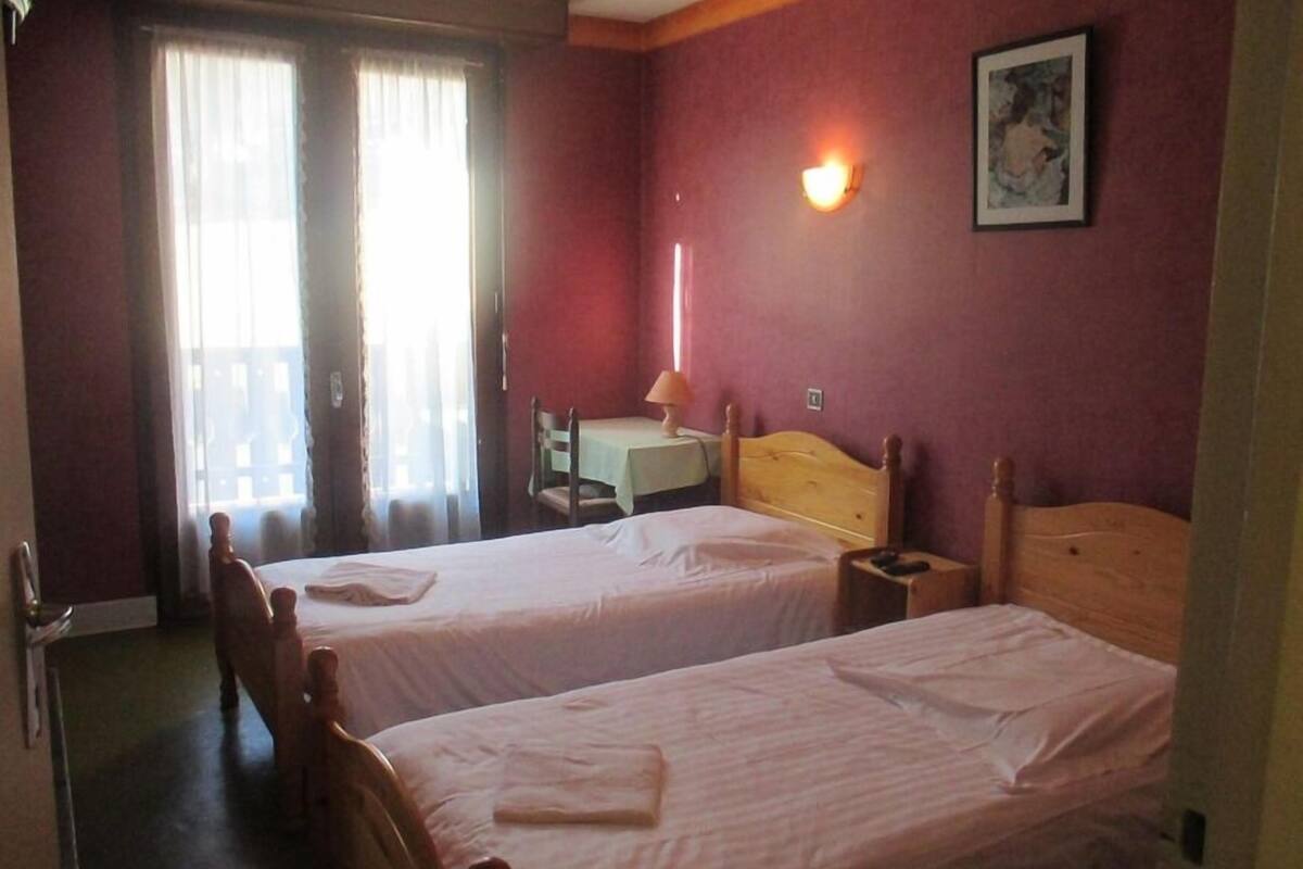 twin room, 2 single beds, non smoking (5) | 7 bedrooms, individually decorated, individually furnished