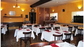 Se sirven desayunos, comidas, cenas y cocina francesa