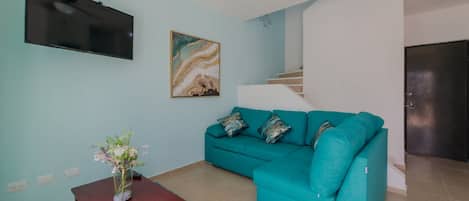 Family House, 2 Bedrooms, Non Smoking, Hot Tub | Lobby sitting area