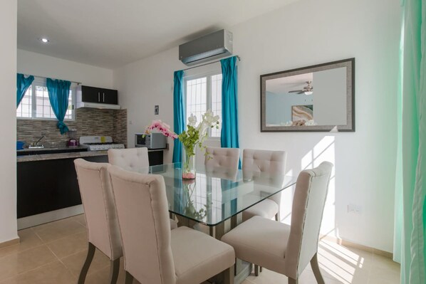 Family House, 2 Bedrooms, Non Smoking, Hot Tub | In-room dining