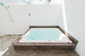 Family House, 2 Bedrooms, Non Smoking, Hot Tub | Private spa tub