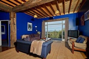 Casa panorámica, 3 habitaciones, vista a la montaña, frente al mar | Área de sala de estar | Televisión de pantalla plana, reproductor de DVD y tenis de mesa 