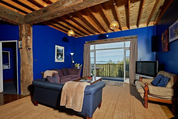 Panoramic House, 3 Bedrooms, Mountain View, Sea Facing | Living area