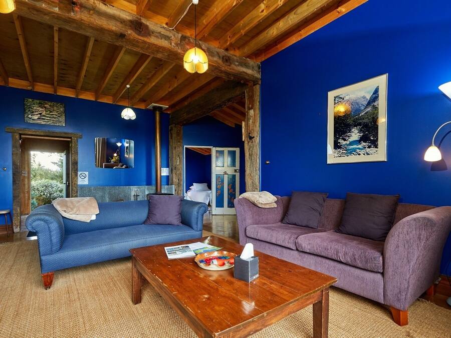 Casa panorámica, 3 habitaciones, vistas a la montaña, mirando al mar | Sala de estar | Una televisión de pantalla plana, un reproductor de DVD