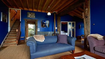 Casa panorámica, 3 habitaciones, vistas a la montaña, mirando al mar | Sala de estar | Una televisión de pantalla plana, un reproductor de DVD