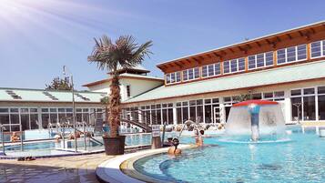 Innenpool, 6 Außenpools, Liegestühle