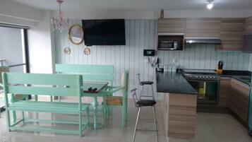 Departamento tradicional, 2 habitaciones, para no fumadores, vista a la alberca | Servicio a la habitación