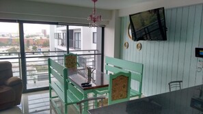 트래디셔널 아파트, 침실 2개, 금연, 수영장 전망 | 객실 내 식사 공간