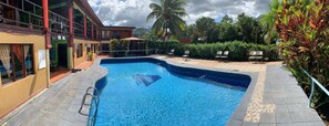 Outdoor pool - Hotel Luigis (La Fortuna)