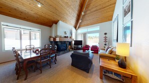 Living area - Snowcreek Resort Vacation Rentals 504 Golden Creek Road (Mammoth Lakes)