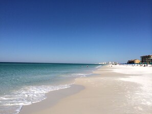 Beach nearby - Fun Beach House! Private Pool and Tiki Bar! Walk to Beach! (Destin)