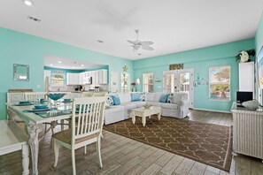Smart TV, DVD player, foosball - Fun Beach House! Private Pool and Tiki Bar! Walk to Beach! (Destin)