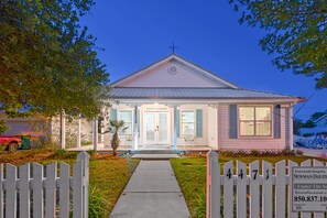 Exterior - Fun Beach House! Private Pool and Tiki Bar! Walk to Beach! (Destin)